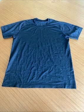 Lululemon Men's Heathered Black Short-Sleeve Crew Neck athletic T Shirt L